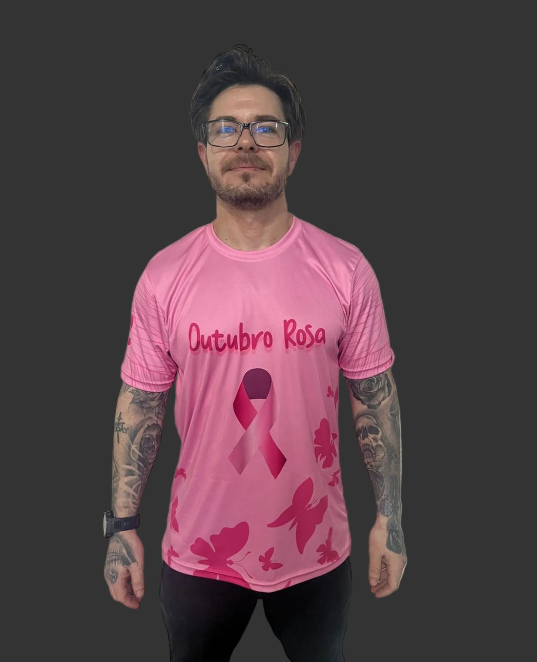 Frente da camiseta Outubro Rosa com laço e borboletas