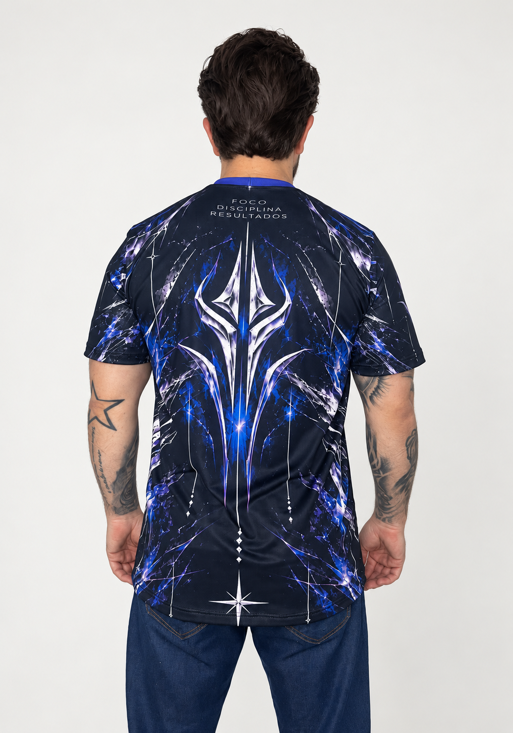 Modelo usando Camiseta Armadura do Foco de costas