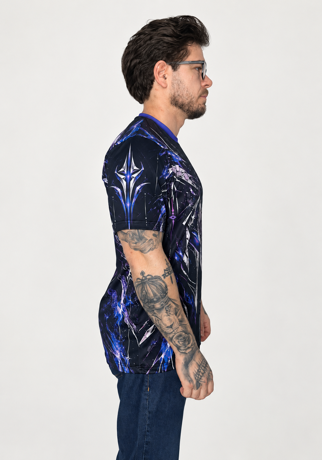 Modelo usando Camiseta Armadura do Foco em vista lateral