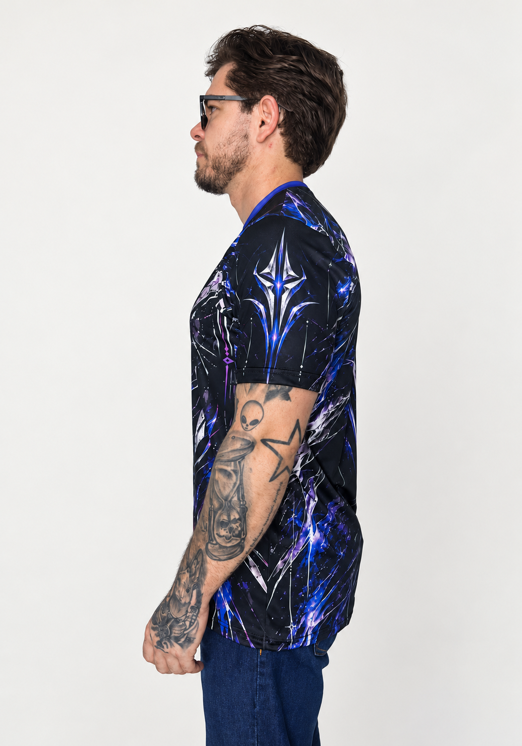 Modelo usando Camiseta Armadura do Foco em vista lateral oposta