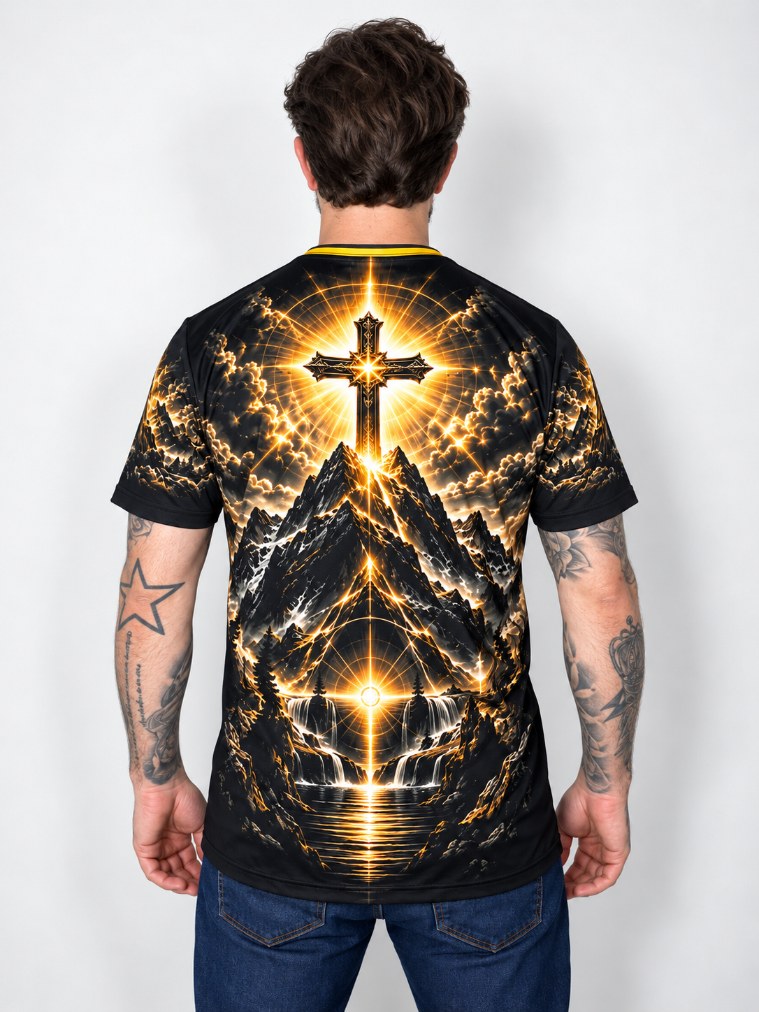 Foto real das costas da Camiseta Jesus Luz da Fé no modelo