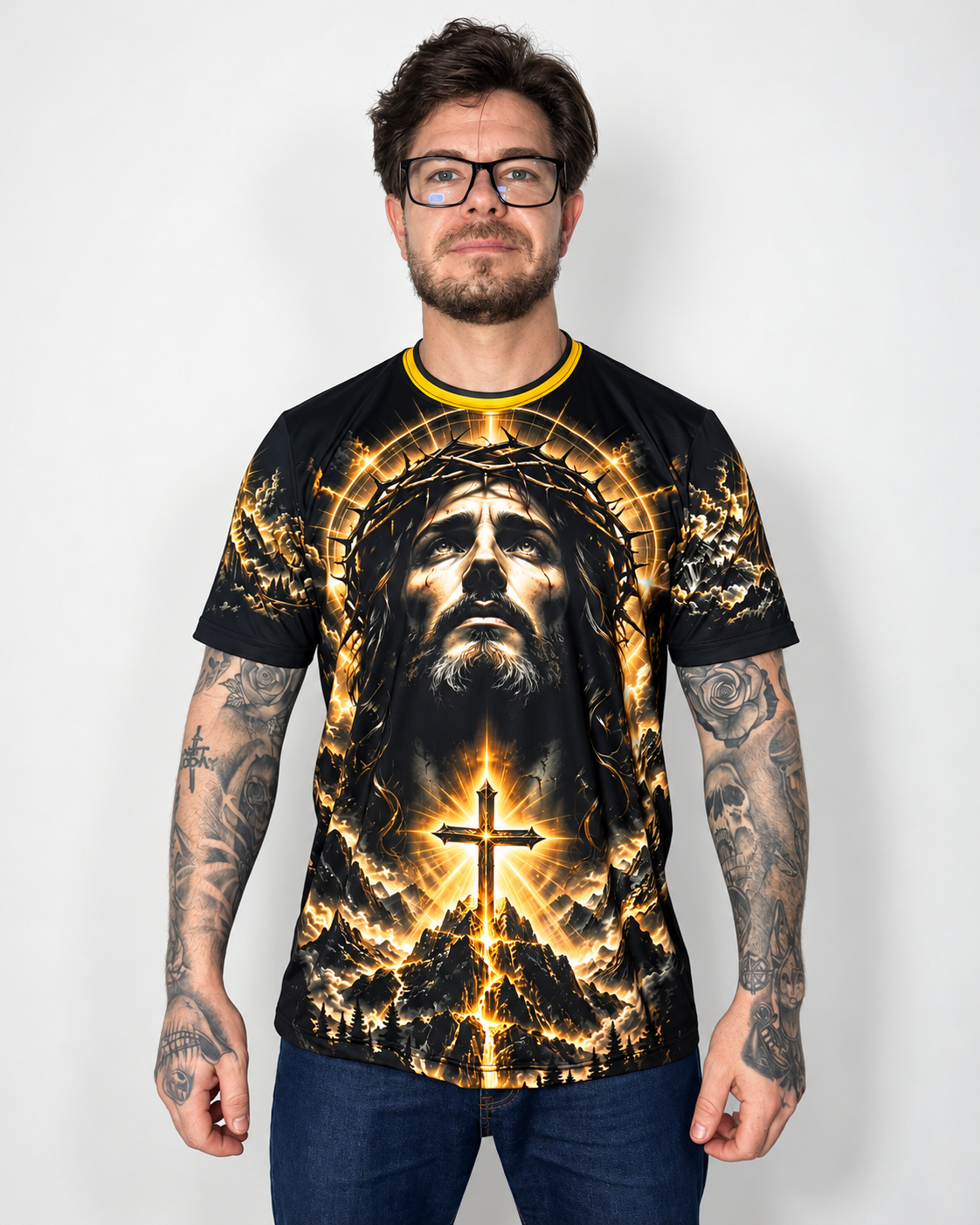 Foto real da frente da Camiseta Jesus Luz da Fé no modelo